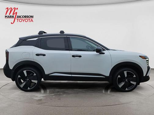 Aspen White Tricoat/Super Black 2025 Nissan Kicks SR