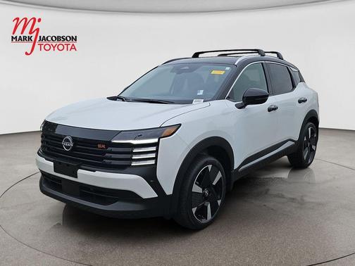 Aspen White Tricoat/Super Black 2025 Nissan Kicks SR