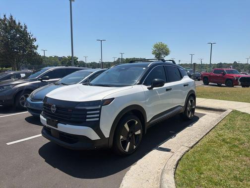 Aspen White Tricoat/Super Black 2025 Nissan Kicks SR
