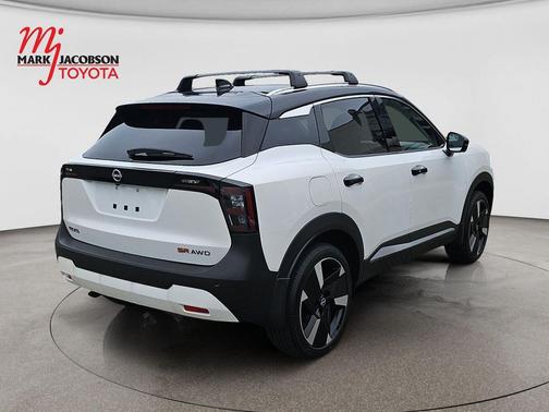 Aspen White Tricoat/Super Black 2025 Nissan Kicks SR
