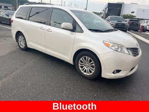 Blizzard Pearl 2016 Toyota Sienna XLE