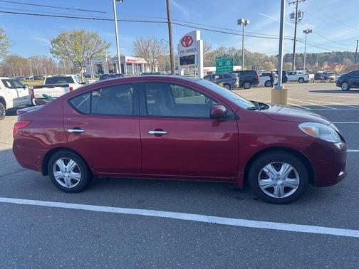 Red Brick 2014 Nissan Versa 1.6 SV