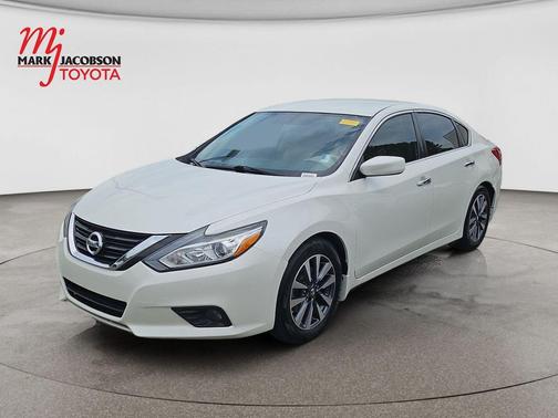Pearl White 2017 Nissan Altima 2.5 SV