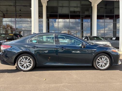 2019 Toyota Camry Hybrid XLE