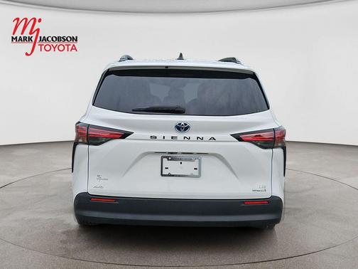 Super White 2021 Toyota Sienna LE