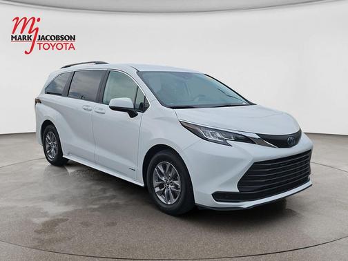 Super White 2021 Toyota Sienna LE