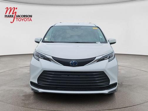 Super White 2021 Toyota Sienna LE