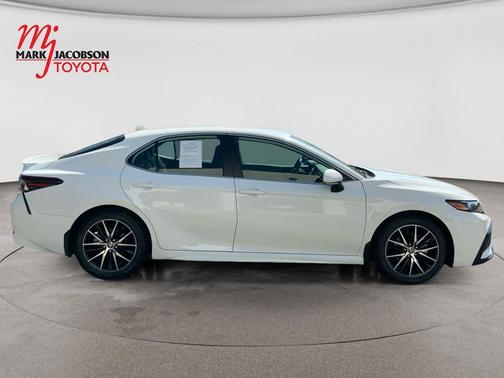 Ice Cap 2024 Toyota Camry SE