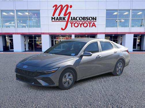 2024 Hyundai ELANTRA SE