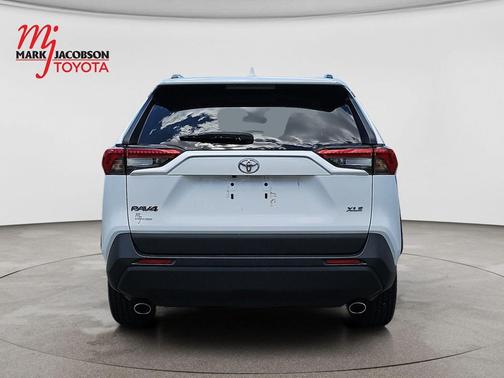 Ice Cap 2024 Toyota RAV4 XLE