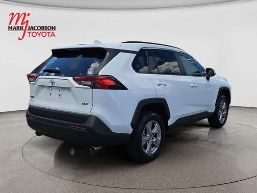 Ice Cap 2024 Toyota RAV4 XLE