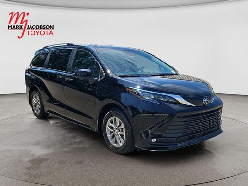 Midnight Black Metallic 2025 Toyota Sienna XLE