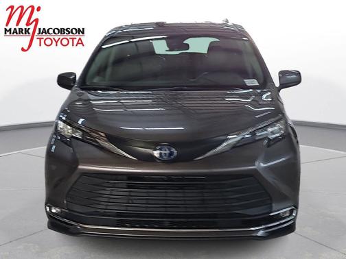 2023 Toyota Sienna XLE 8 Passenger