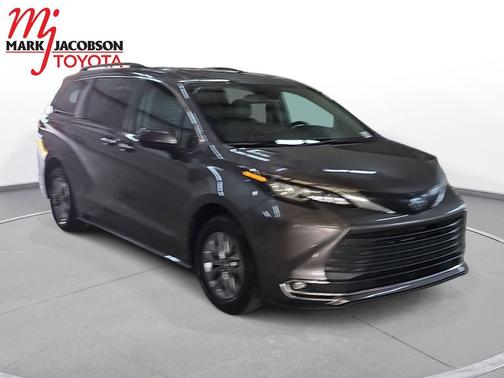 2023 Toyota Sienna XLE 8 Passenger