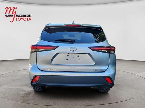 Celestial Silver Metallic 2024 Toyota Highlander XLE