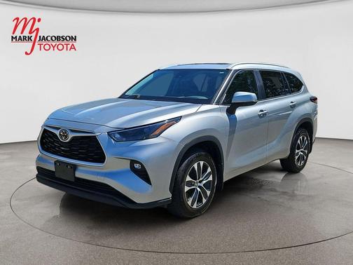 Celestial Silver Metallic 2024 Toyota Highlander XLE