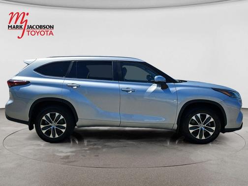 Celestial Silver Metallic 2024 Toyota Highlander XLE