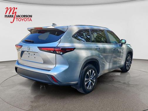 Celestial Silver Metallic 2024 Toyota Highlander XLE