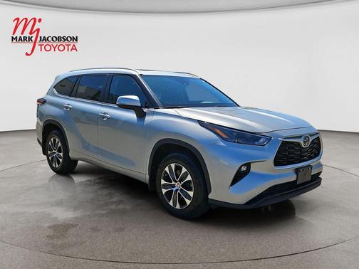 Celestial Silver Metallic 2024 Toyota Highlander XLE