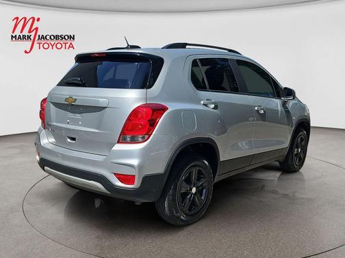 Silver Ice Metallic 2022 Chevrolet Trax LT