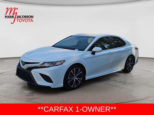 Super White 2018 Toyota Camry SE