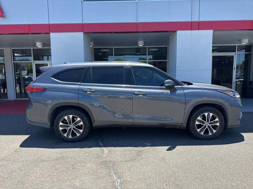 Magnetic Gray Metallic 2020 Toyota Highlander XLE