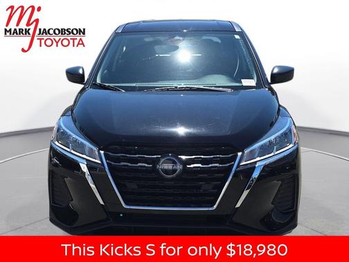 Super Black 2024 Nissan Kicks S