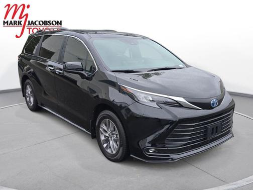 2025 Toyota Sienna XLE 8 Passenger