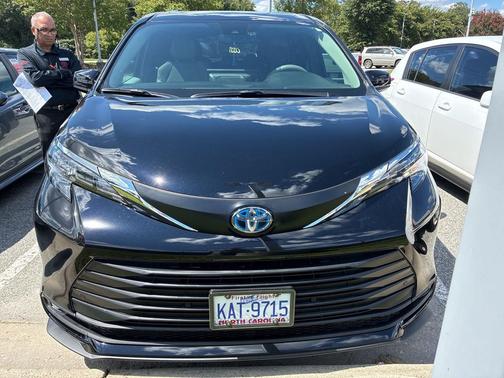 2025 Toyota Sienna XLE 8 Passenger