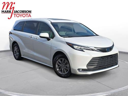 2023 Toyota Sienna XLE