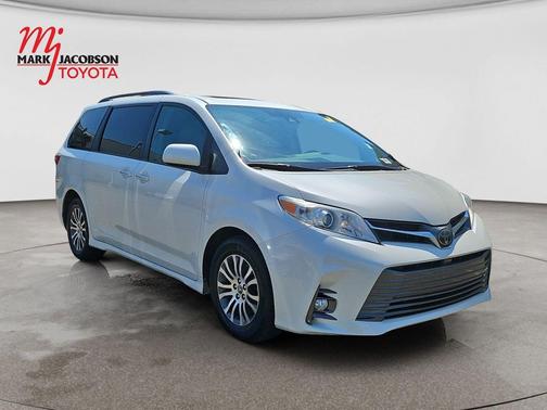 Blizzard Pearl 2018 Toyota Sienna XLE