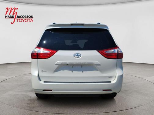 Blizzard Pearl 2018 Toyota Sienna XLE
