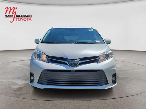 Blizzard Pearl 2018 Toyota Sienna XLE