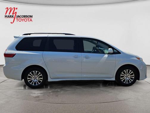 Blizzard Pearl 2018 Toyota Sienna XLE