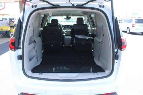 2023 Chrysler Pacifica Touring-L