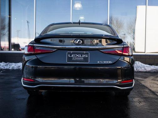 2023 Lexus ES 300h Ultra Luxury