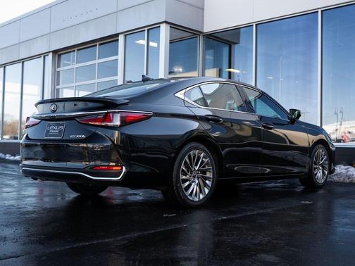 2023 Lexus ES 300h Ultra Luxury