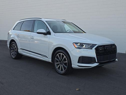 2023 Audi Q7 45 Premium Plus