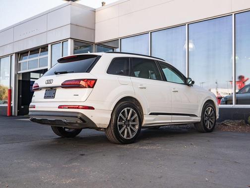 2023 Audi Q7 45 Premium Plus