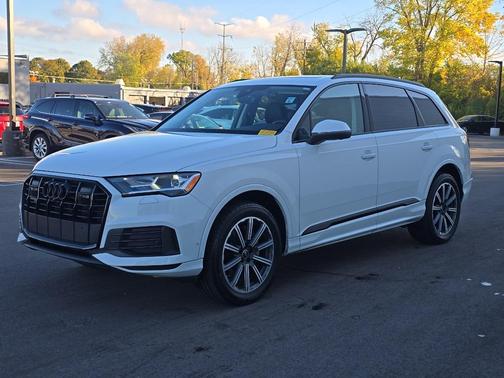 2023 Audi Q7 45 Premium Plus