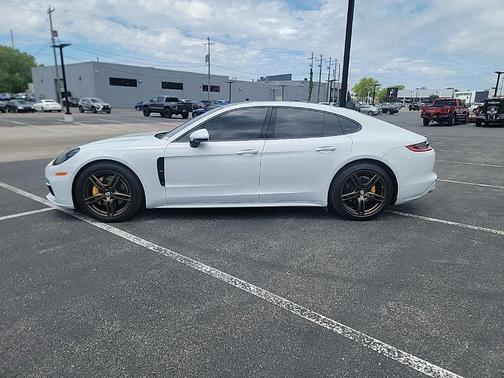 Carrara White Metallic 2018 Porsche Panamera 4