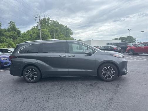 2025 Toyota Sienna Platinum 7 Passenger