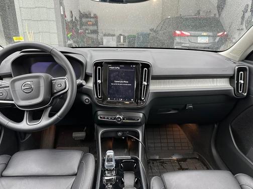 2023 Volvo XC40 B5 Plus Bright Theme