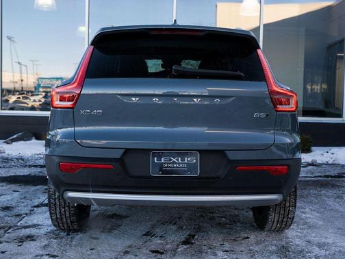 2023 Volvo XC40 B5 Plus Bright Theme