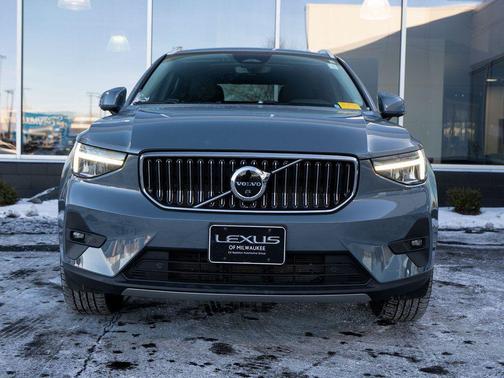 2023 Volvo XC40 B5 Plus Bright Theme
