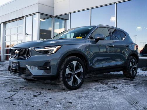 2023 Volvo XC40 B5 Plus Bright Theme