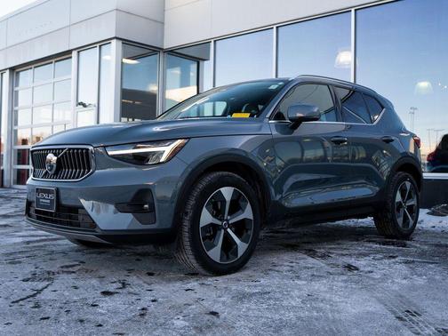 2023 Volvo XC40 B5 Plus Bright Theme