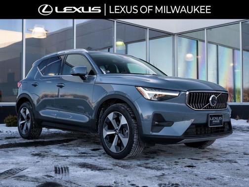 2023 Volvo XC40 B5 Plus Bright Theme