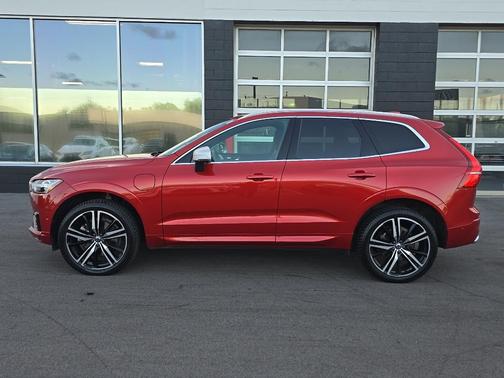 2019 Volvo XC60 Recharge Plug-In Hybrid T8 R-Design