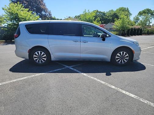Silver Mist Clearcoat 2024 Chrysler Pacifica Hybrid Select